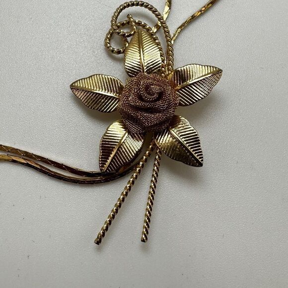 Up to 29" long beautiful VTG gold tone metal flower bolero necklace! - Picture 9 of 13